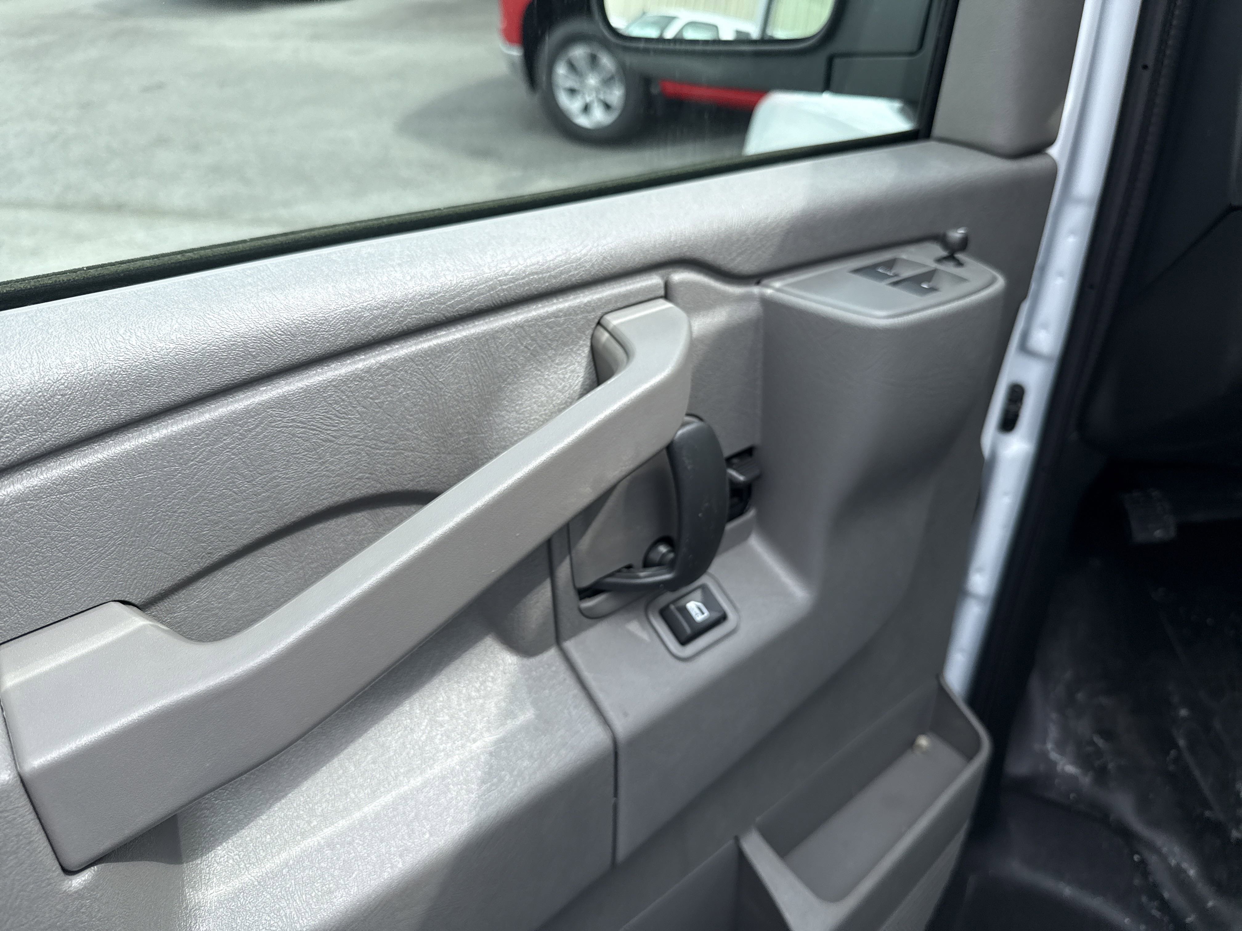 2025 Chevrolet Express Cargo 3500 photo 4