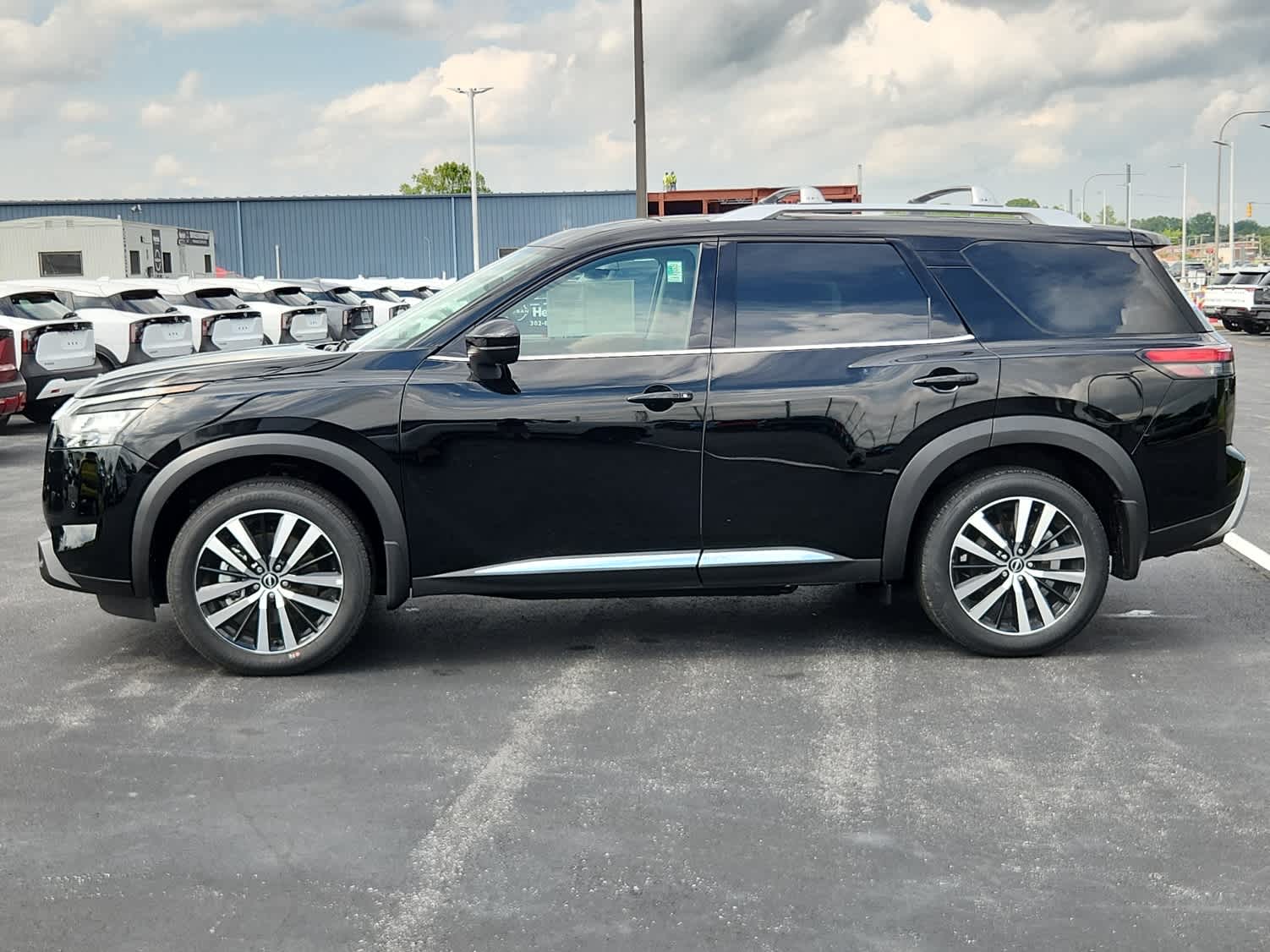 2025 Nissan Pathfinder Platinum photo 4