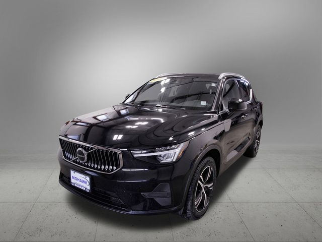 2025 Volvo XC40 Core