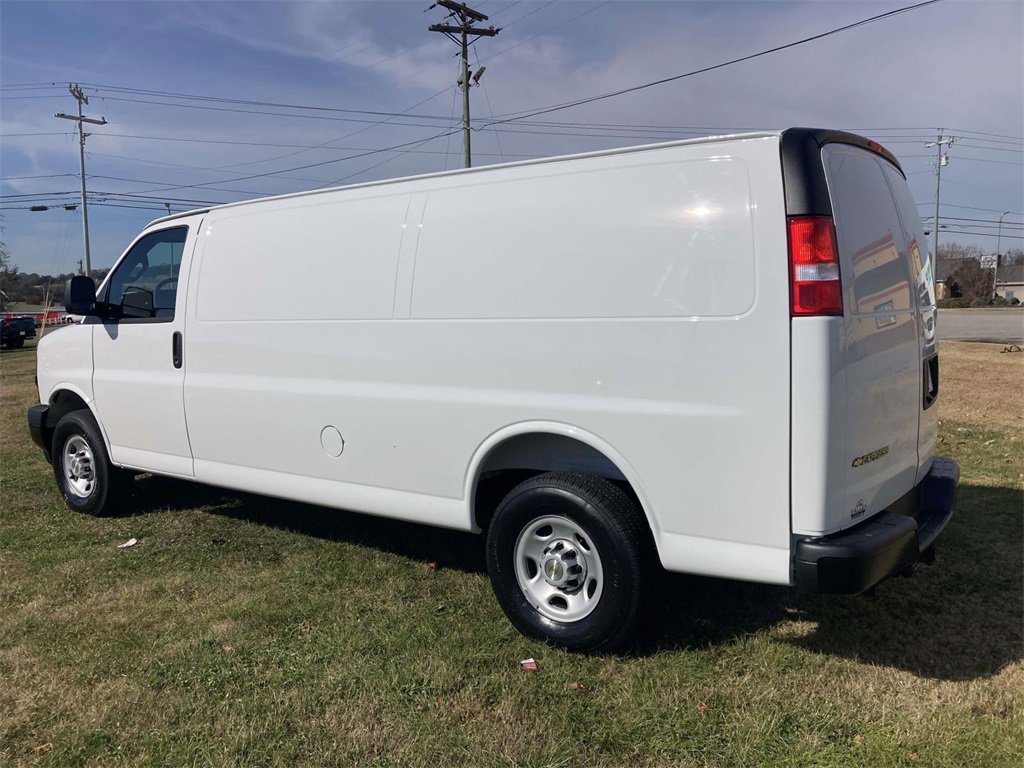 2025 Chevrolet Express Cargo 3500 photo 4