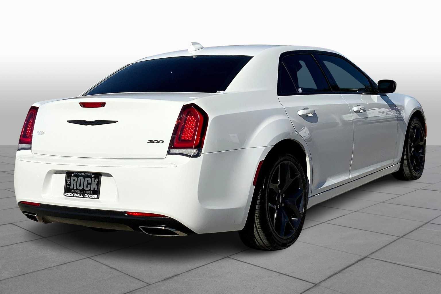 2021 Chrysler 300 Touring Limited photo 12