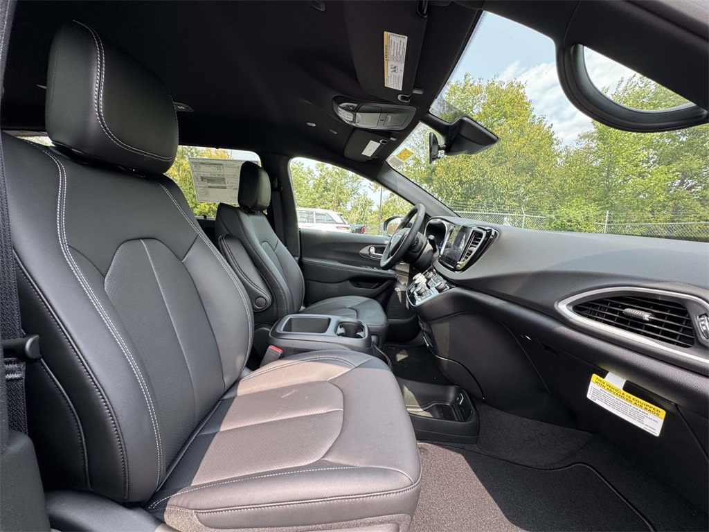 2026 Chrysler Voyager LX photo 14