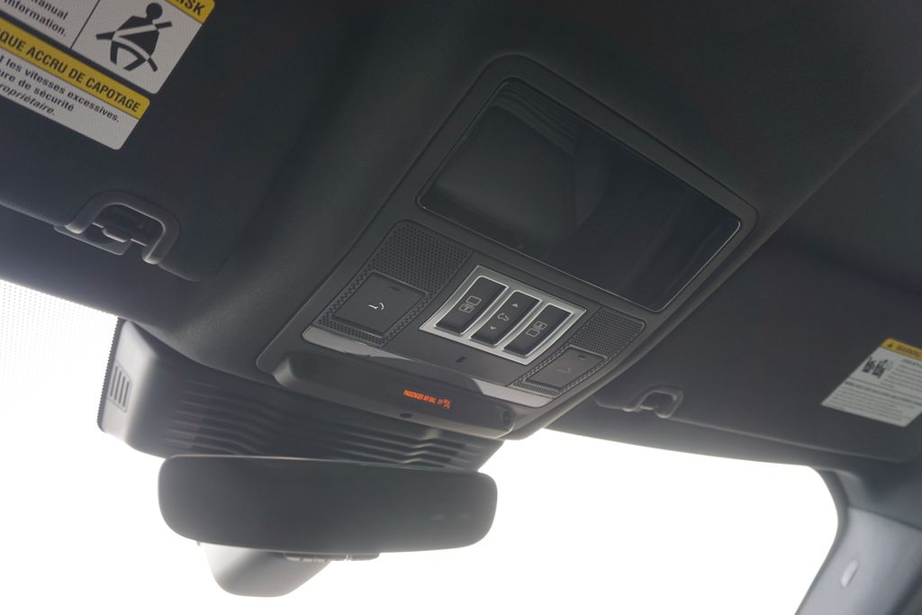 2025 Land Rover Discovery S photo 16