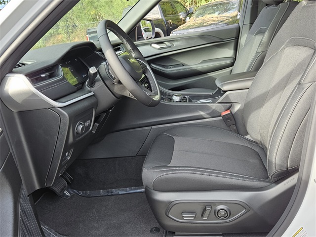 2025 Jeep Grand Cherokee Laredo X photo 3
