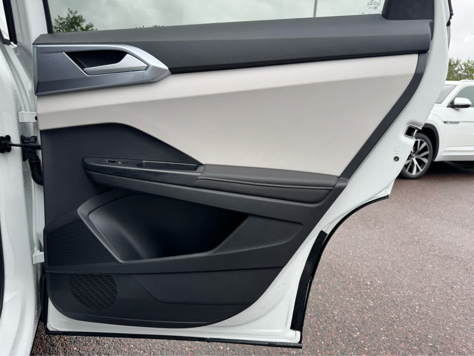 2025 Volkswagen Taos SE photo 37