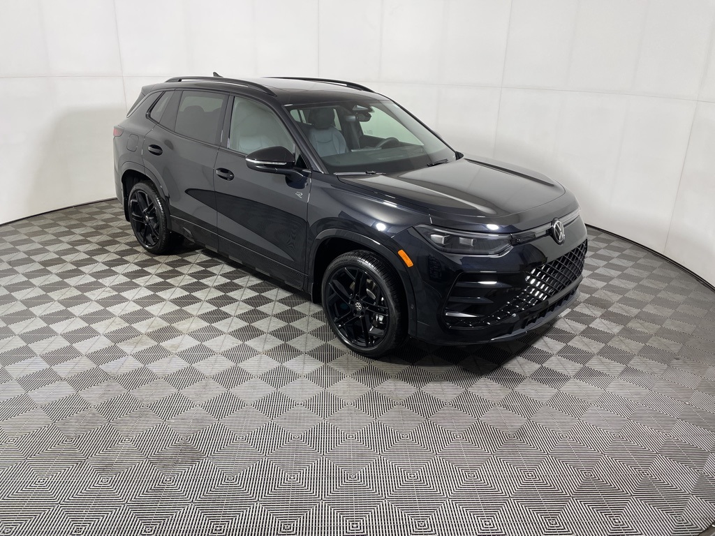 2026 Volkswagen Tiguan SE R-LINE BLACK's photo