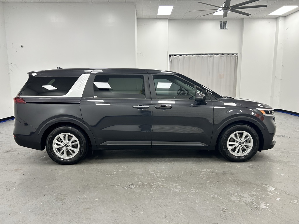 2024 Kia Carnival LX photo 8