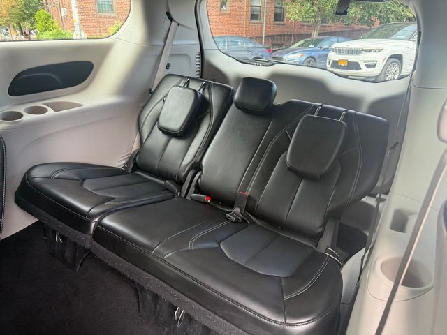 2024 Chrysler Pacifica Touring L photo 11