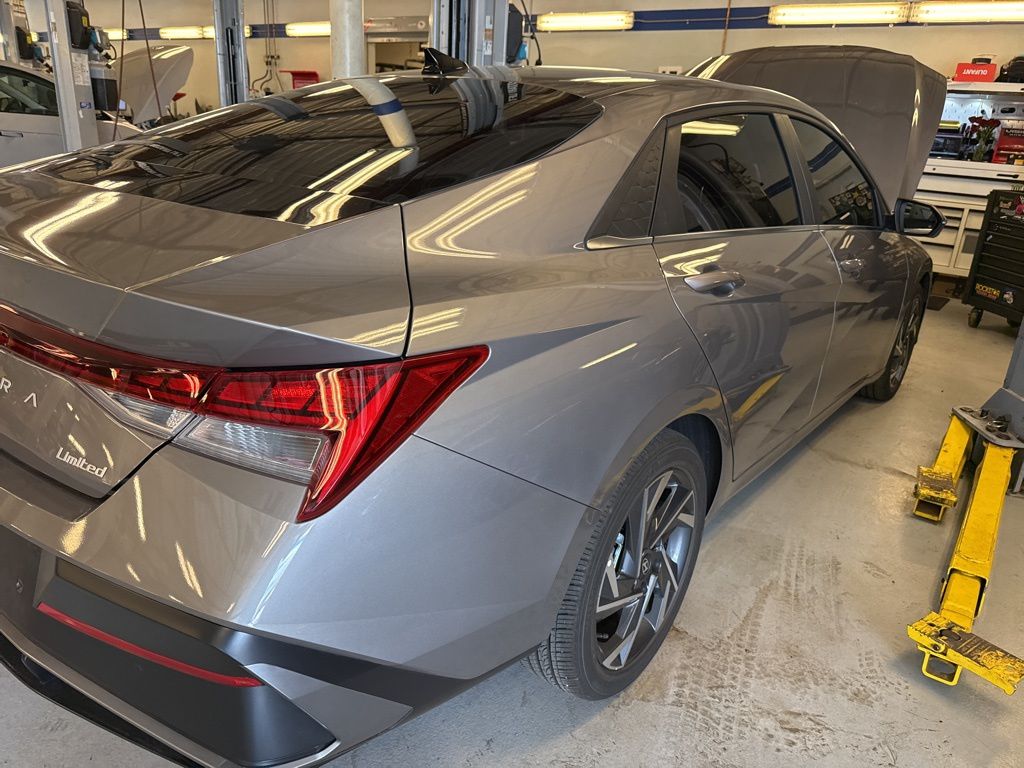 2024 Hyundai Elantra Limited photo 3