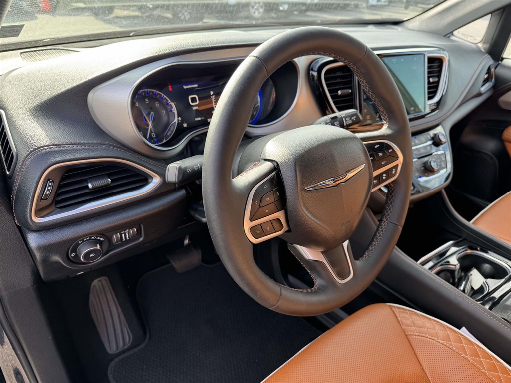 2024 Chrysler Pacifica Pinnacle photo 2