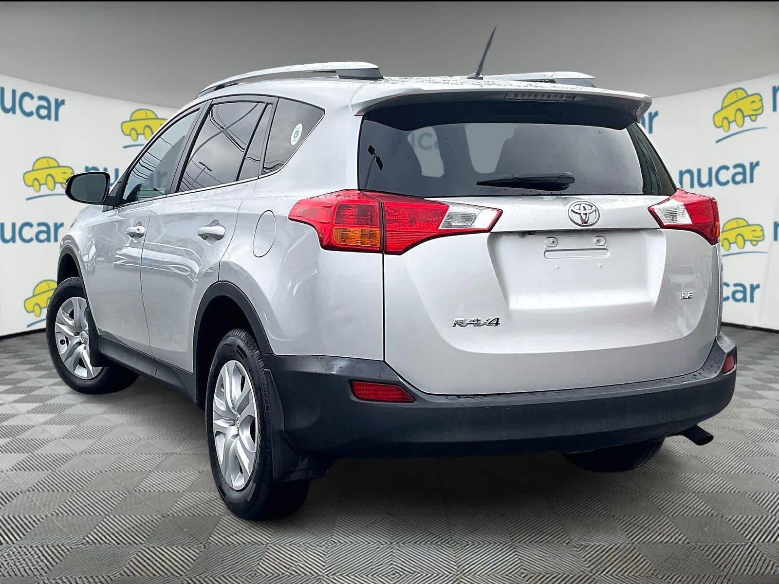 2015 Toyota RAV4 LE photo 4
