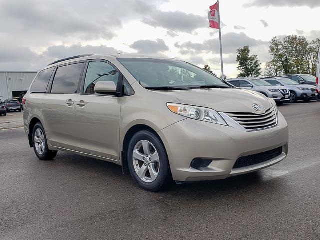 2017 Toyota Sienna LE photo 2