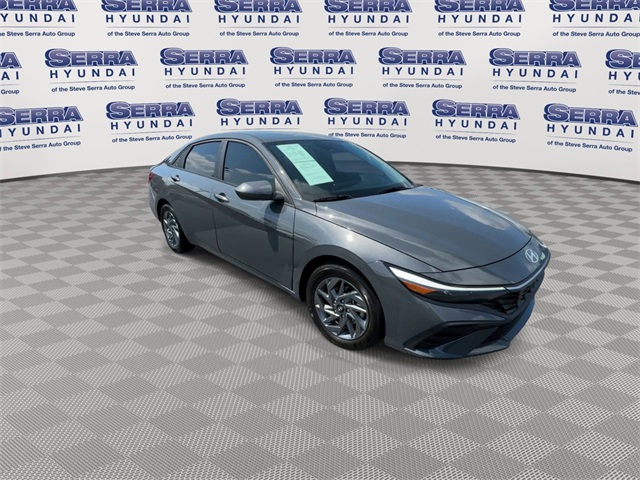 2024 Hyundai Elantra SEL photo 3