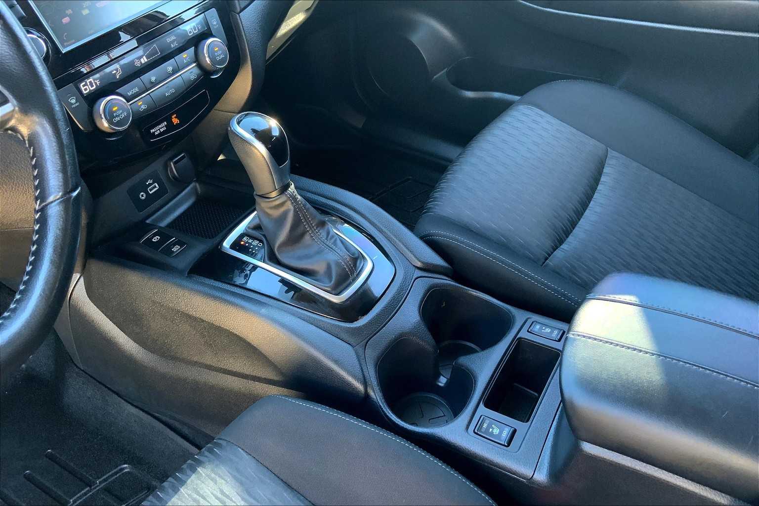 2020 Nissan Rogue SV photo 16