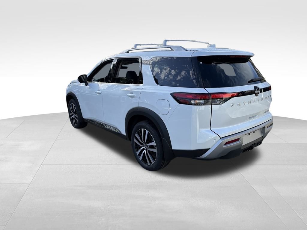 2025 Nissan Pathfinder Platinum photo 3