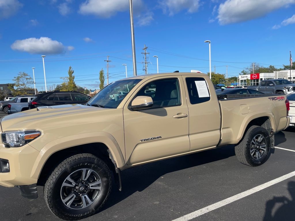 2019 Toyota Tacoma TRD Sport photo 2