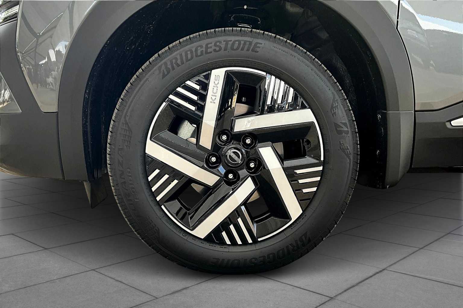 2025 Nissan Kicks SV photo 6