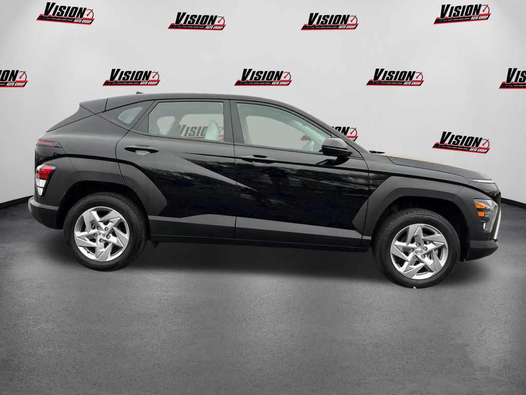 2025 Hyundai Kona SE photo 2