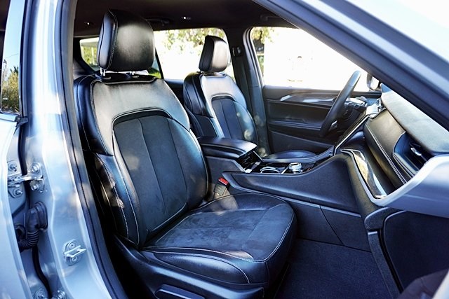 Used 2021 Silver Jeep Altitude image 13