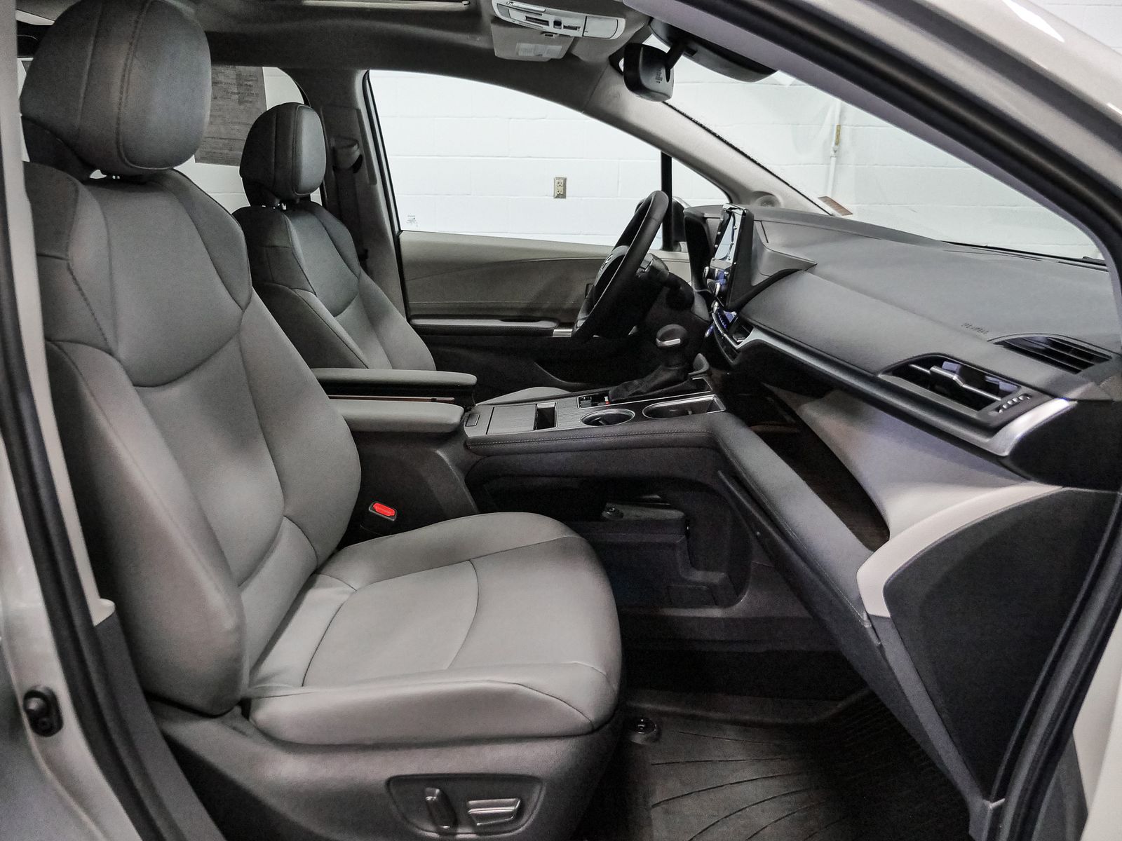 2024 Toyota Sienna XLE photo 19