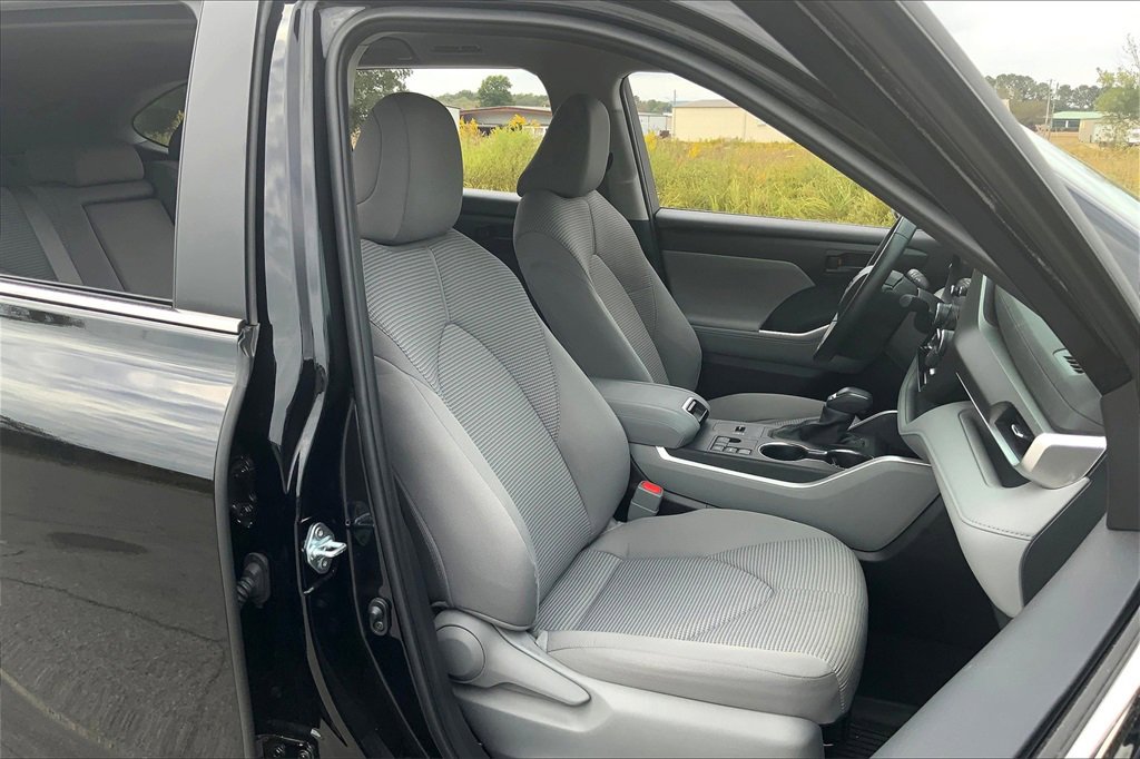 2024 Toyota Highlander LE photo 4