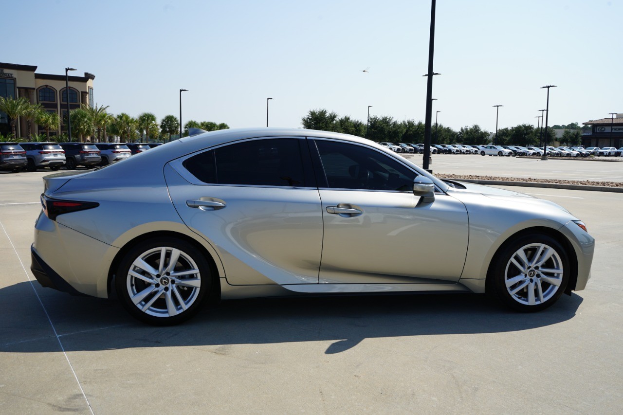 2023 Lexus IS 300 photo 4