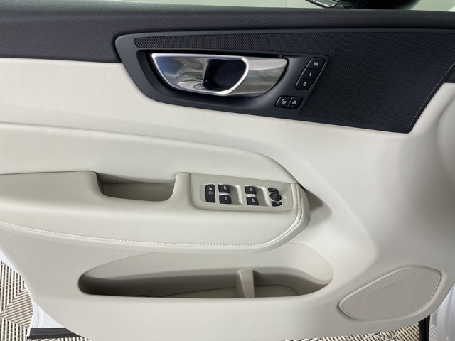 2025 Volvo XC60 T8 Plus photo 14