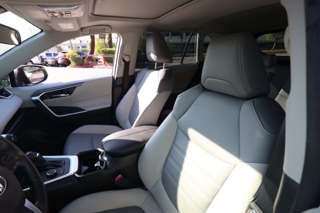 2021 Toyota RAV4 Hybrid XLE Premium photo 13
