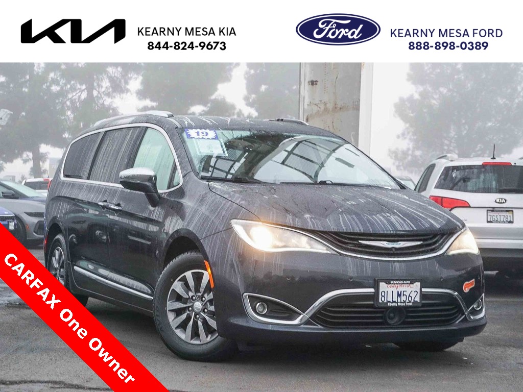 2019 Chrysler Pacifica Hybrid Limited's photo