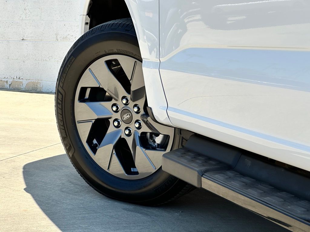 2023 Ford F-150 Lightning Lariat photo 20