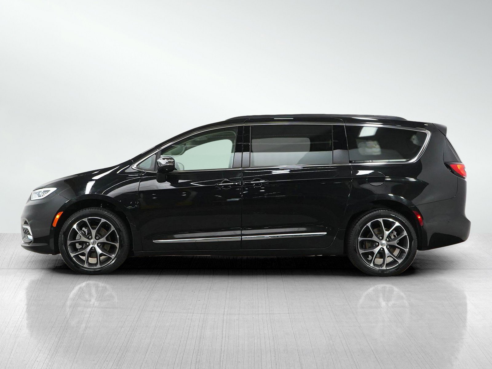 Used 2022 Chrysler Pacifica Limited with VIN 2C4RC3GG1NR228203 for sale in Burnsville, Minnesota