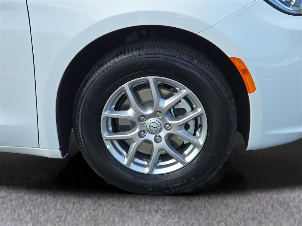 2026 Chrysler Pacifica photo 4