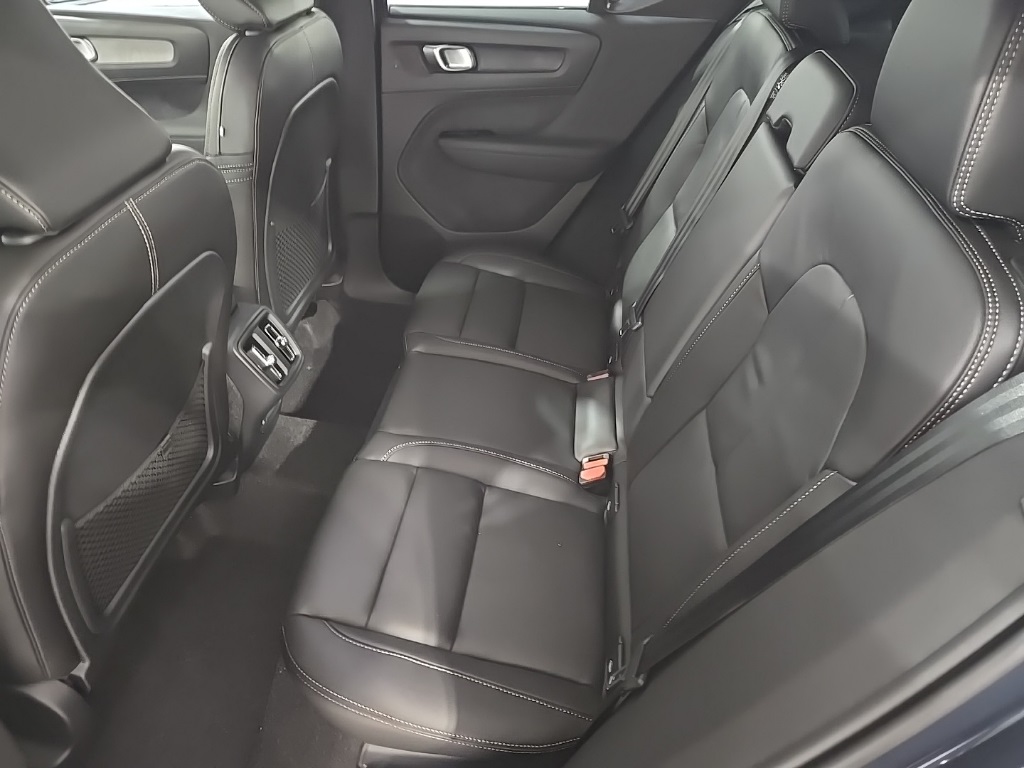 2026 Volvo XC40 Core photo 18