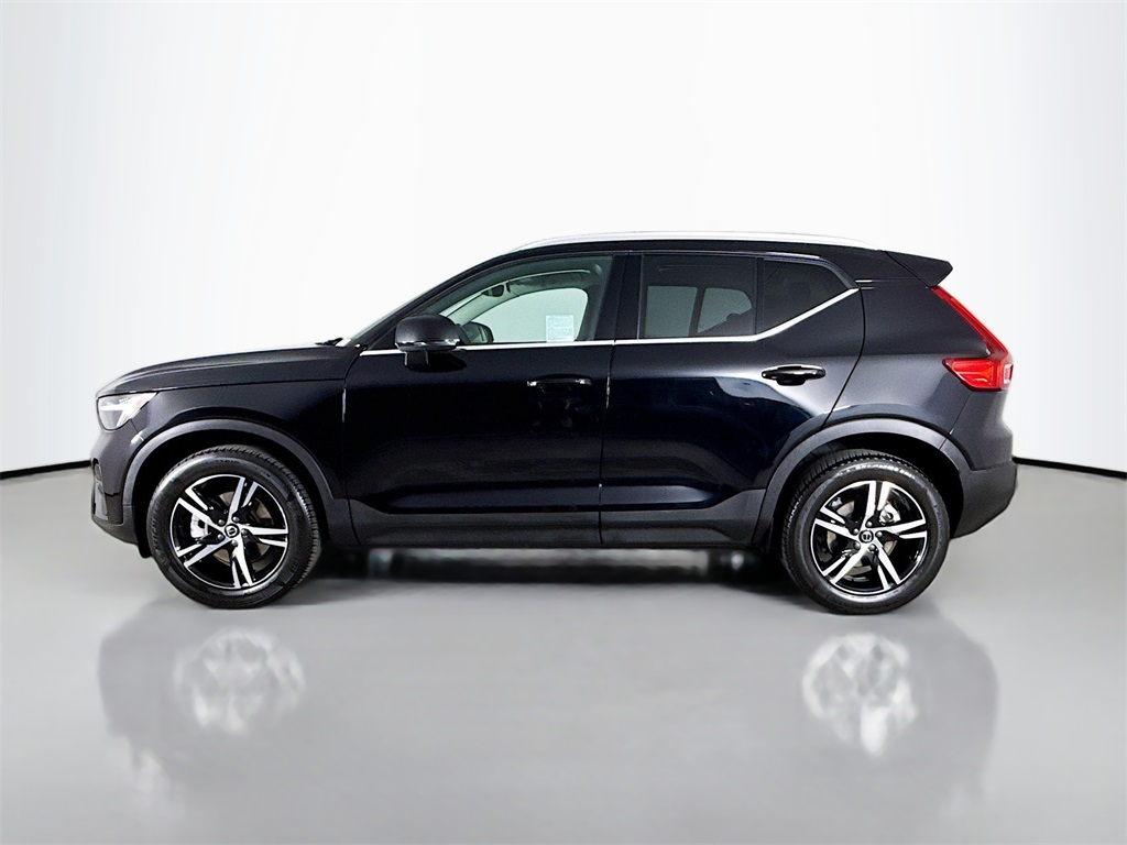 2025 Volvo XC40 Core photo 2