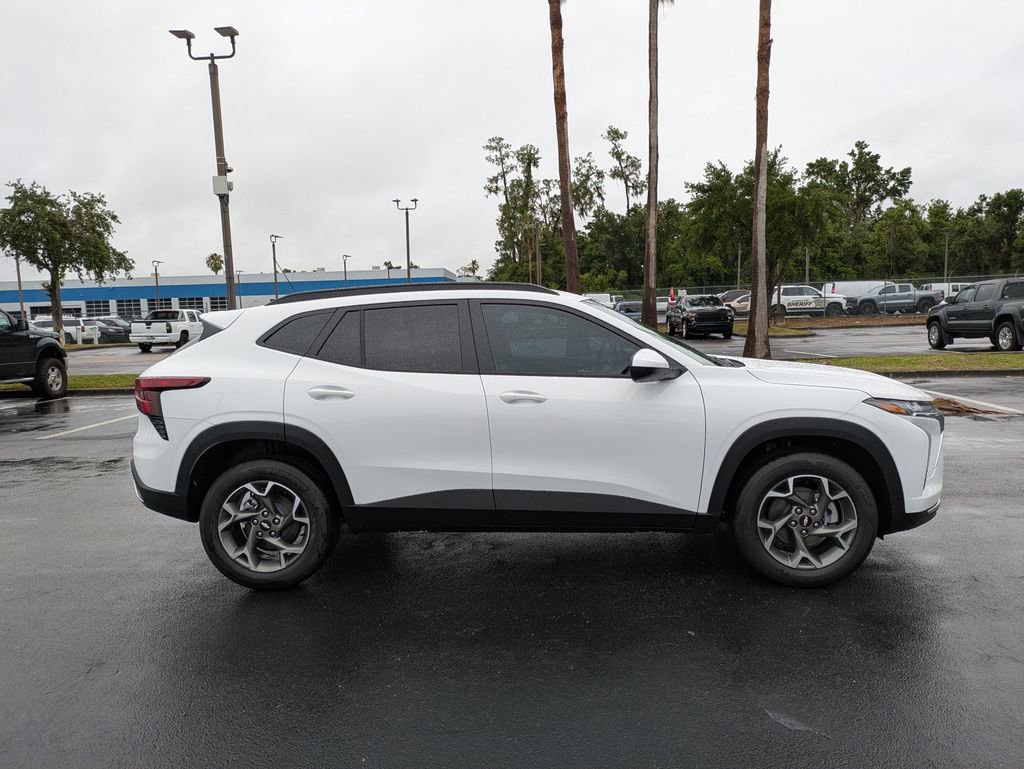 2025 Chevrolet Trax LT photo 2