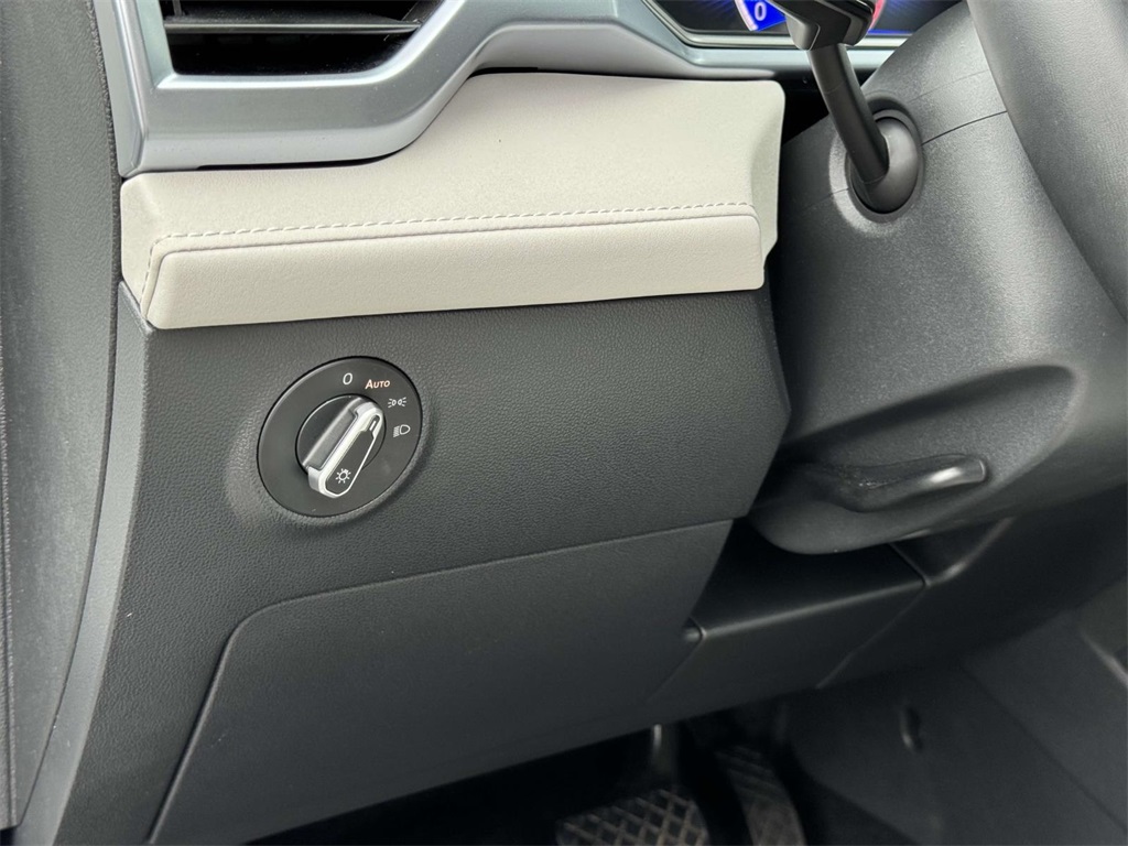 2025 Volkswagen Taos SE photo 24