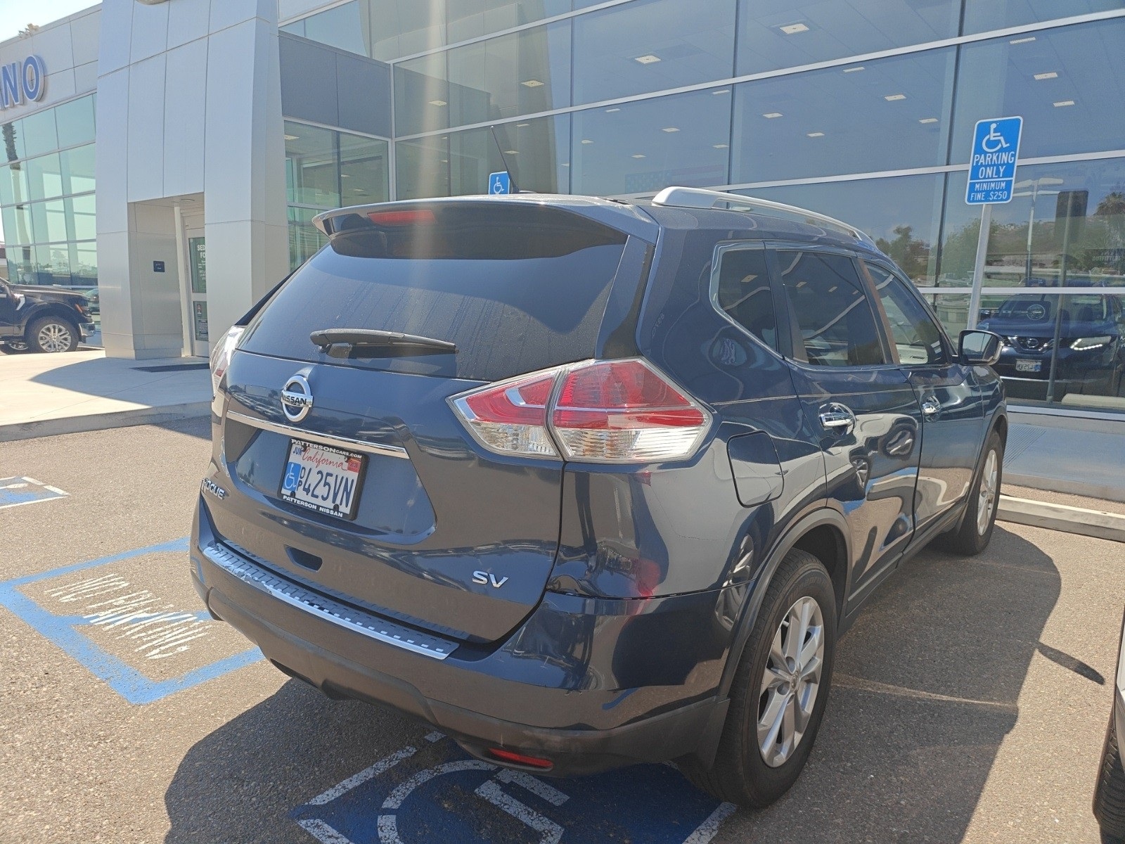 2016 Nissan Rogue SV photo 3