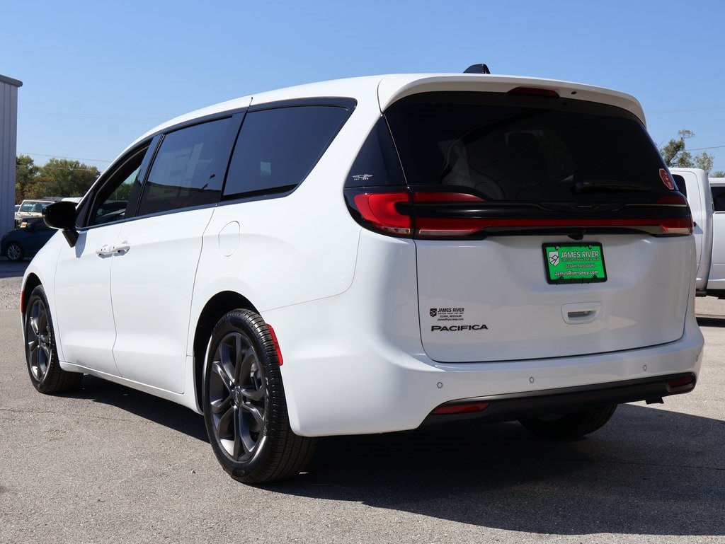 2026 Chrysler Pacifica photo 3
