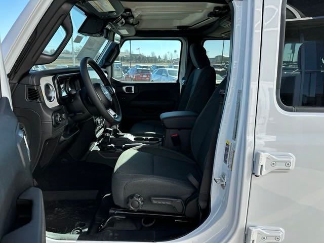 2025 Jeep Wrangler Sahara photo 9