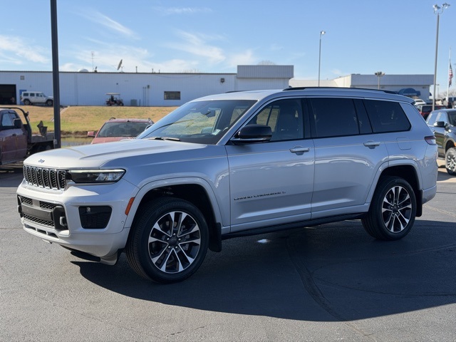 2023 Jeep Grand Cherokee Overland photo 3