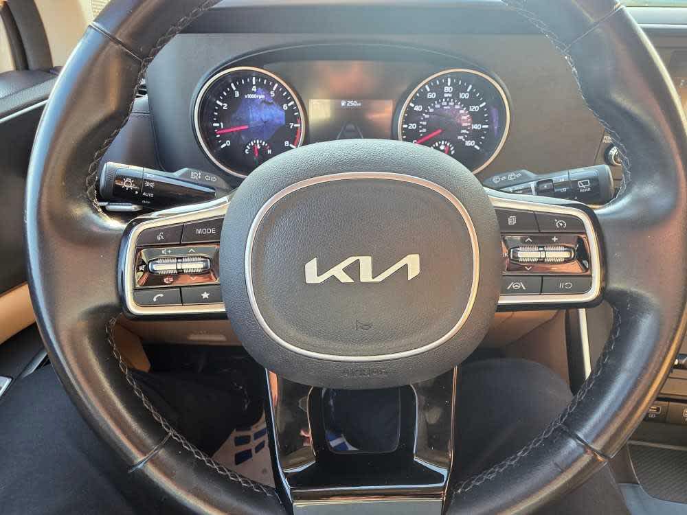 2023 Kia Carnival LX photo 19