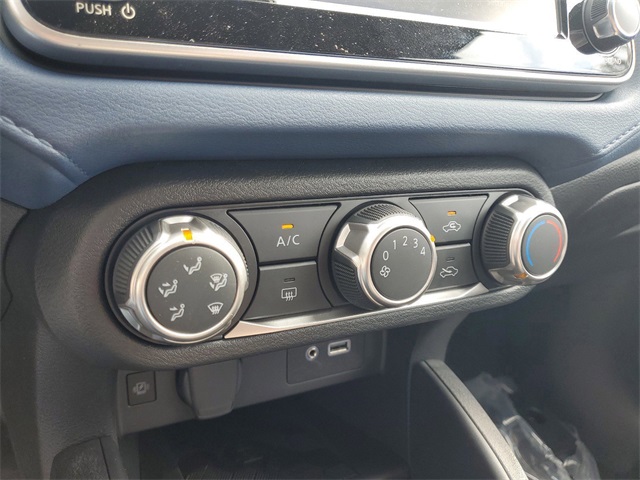 2025 Nissan Versa SV photo 17