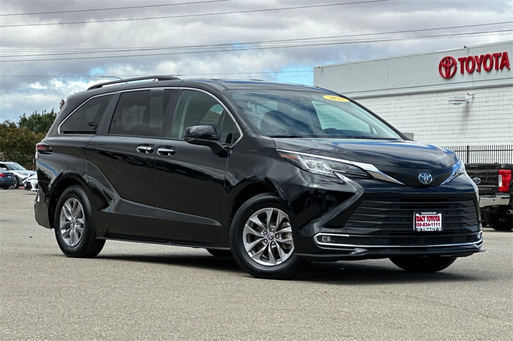 2023 Toyota Sienna XLE photo 2