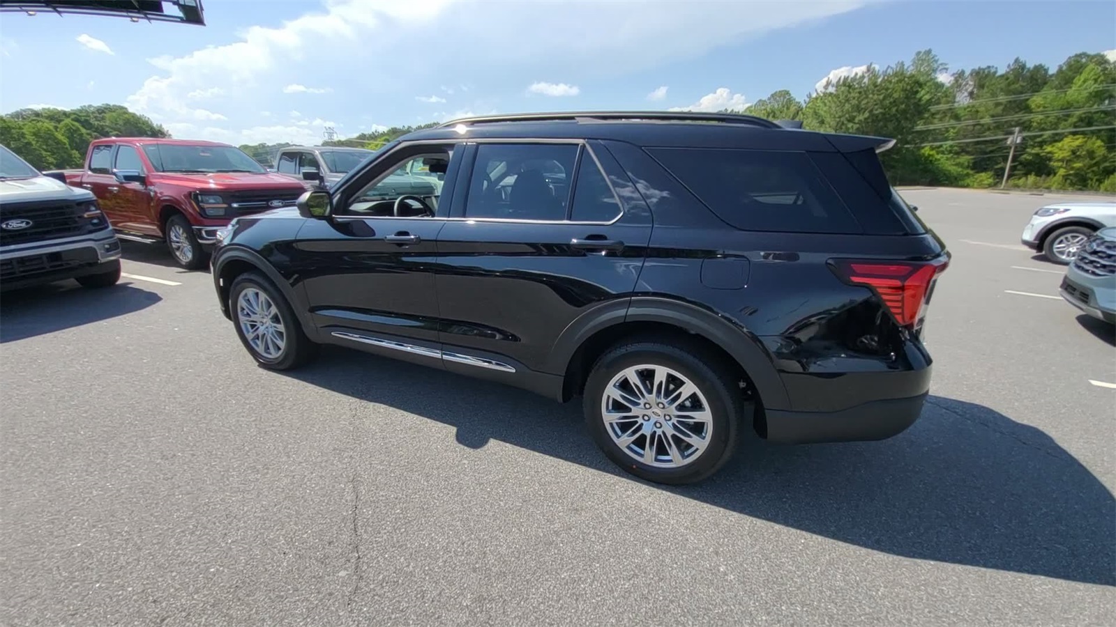 2025 Ford Explorer photo 2