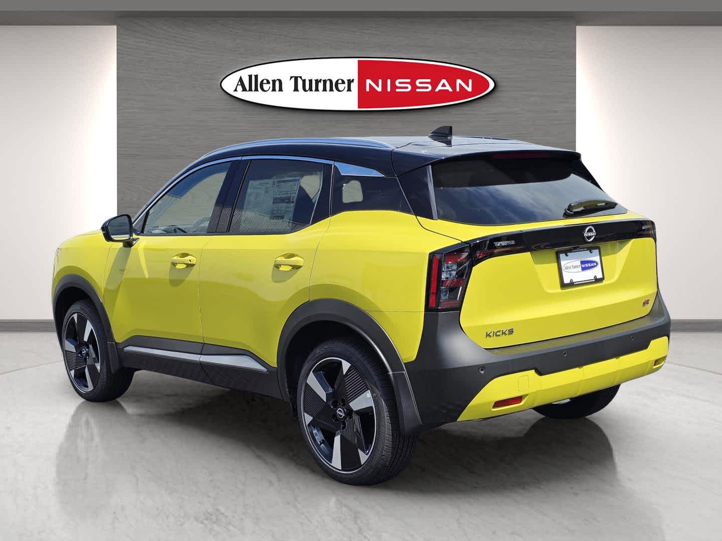 2025 Nissan Kicks SR photo 3