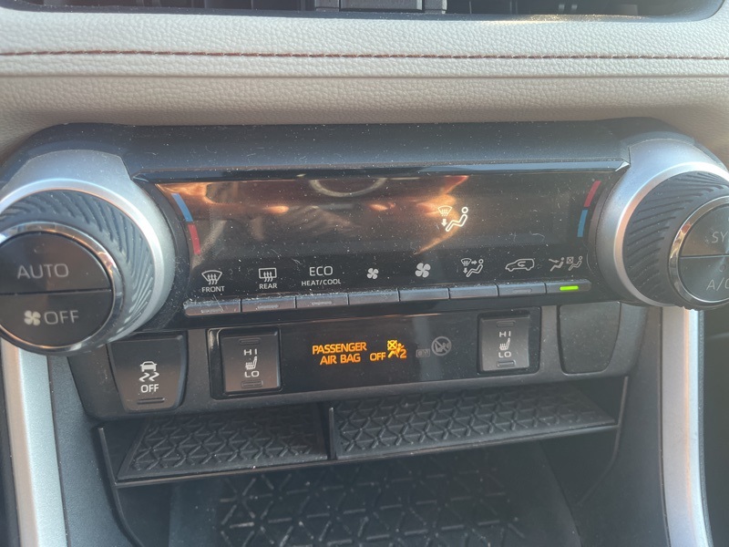 2020 Toyota RAV4 Hybrid XLE photo 18