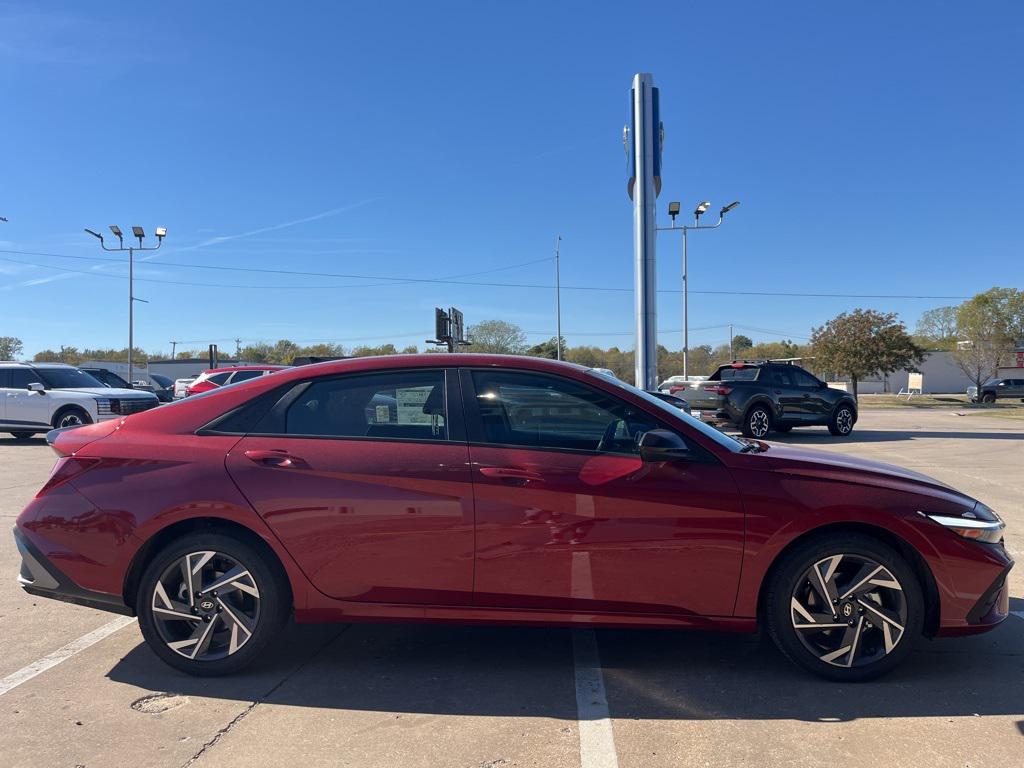 2025 Hyundai Elantra SEL Sport photo 3