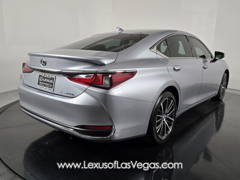 2025 Lexus ES 300h photo 3
