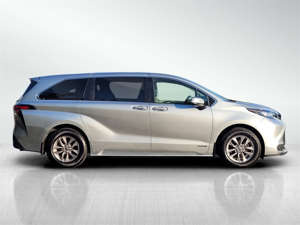 2021 Toyota Sienna LE photo 4