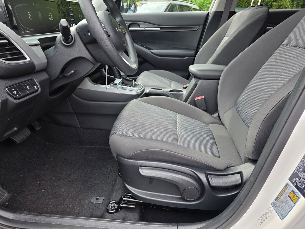 2025 Kia Seltos LX photo 13